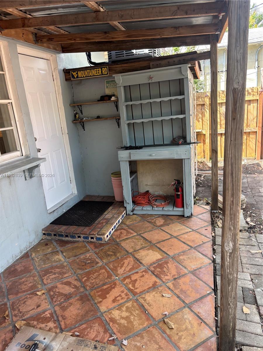 729 NE 2nd Ct Hallandale Beach, FL 33009