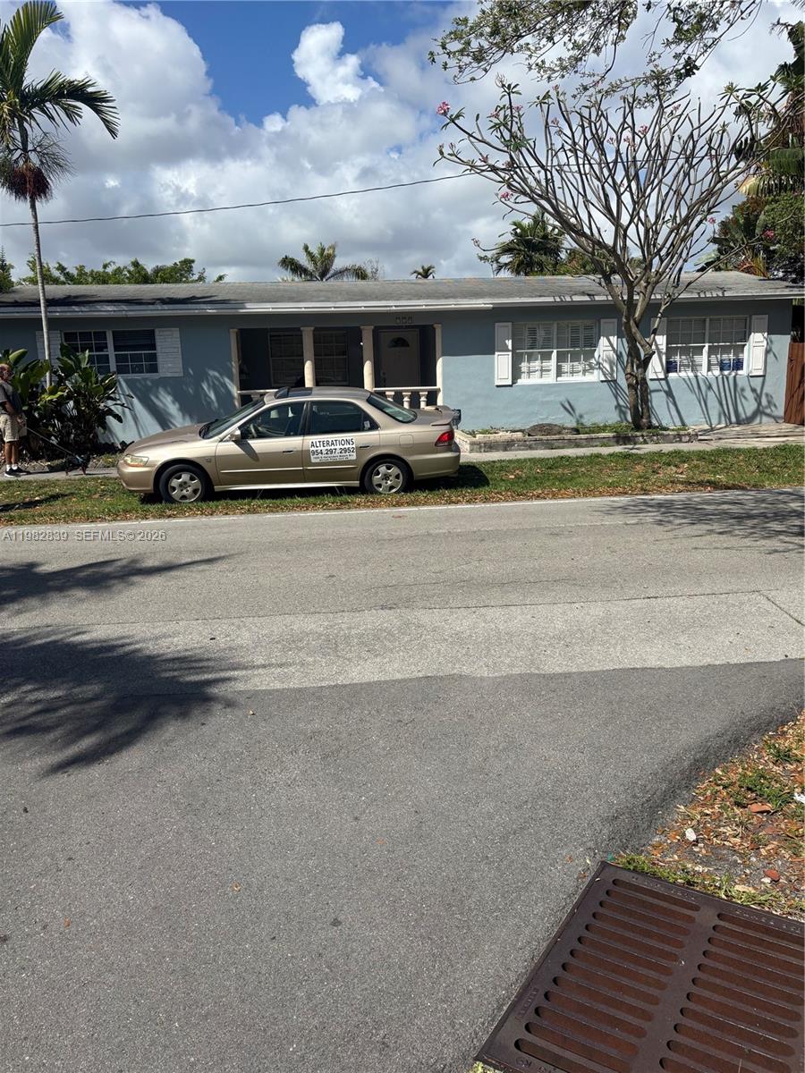 729 NE 2nd Ct Hallandale Beach, FL 33009