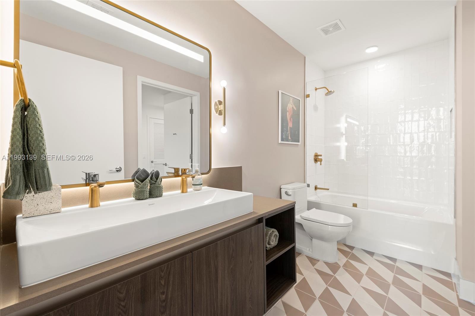 159 NE 6th St #5104 Miami, FL 33132