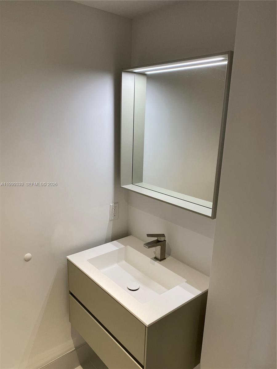 9521 E Bay Hbr Dr #605 Bay Harbor Islands, FL 33154