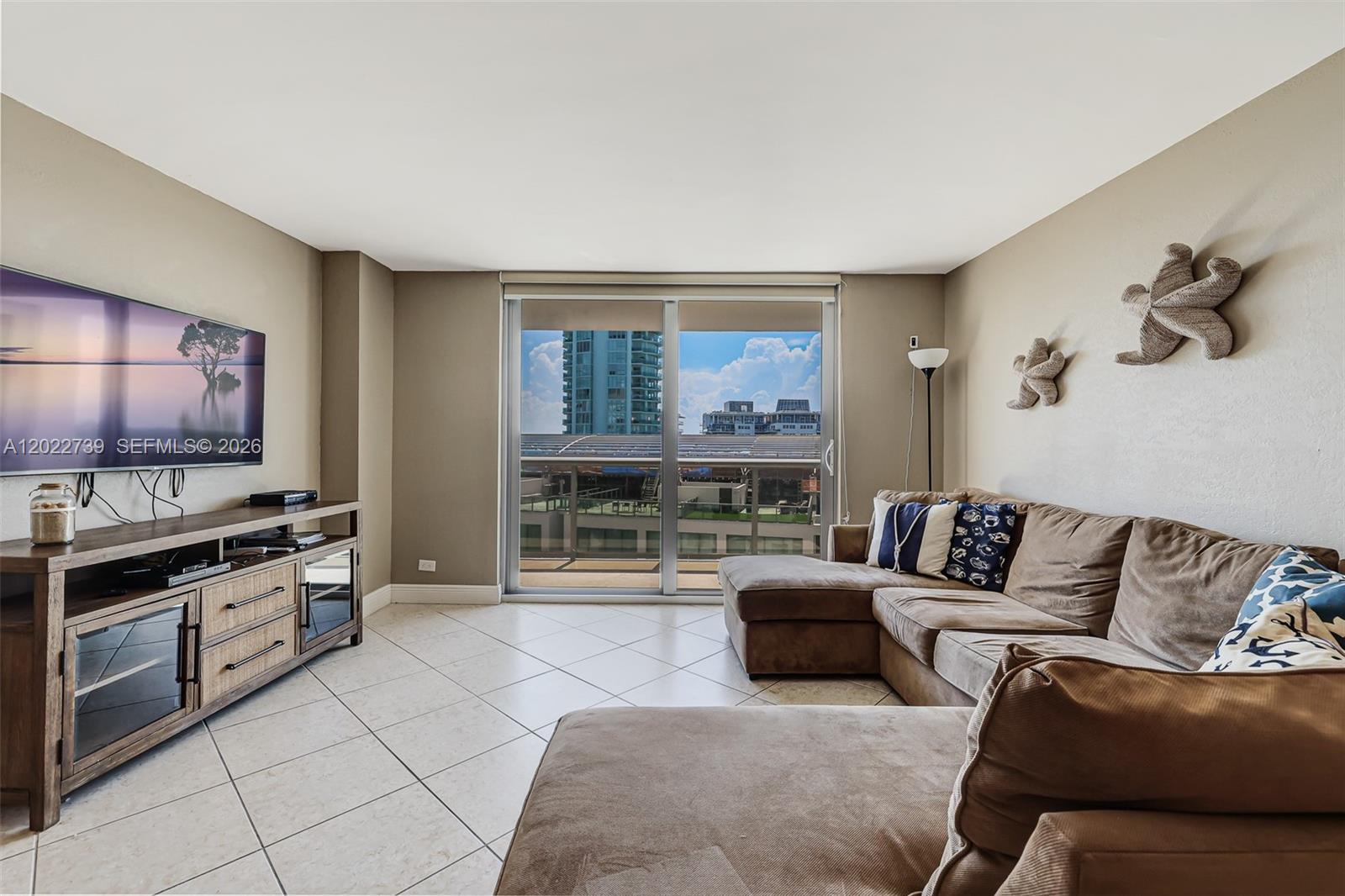 6039 Collins Ave #936