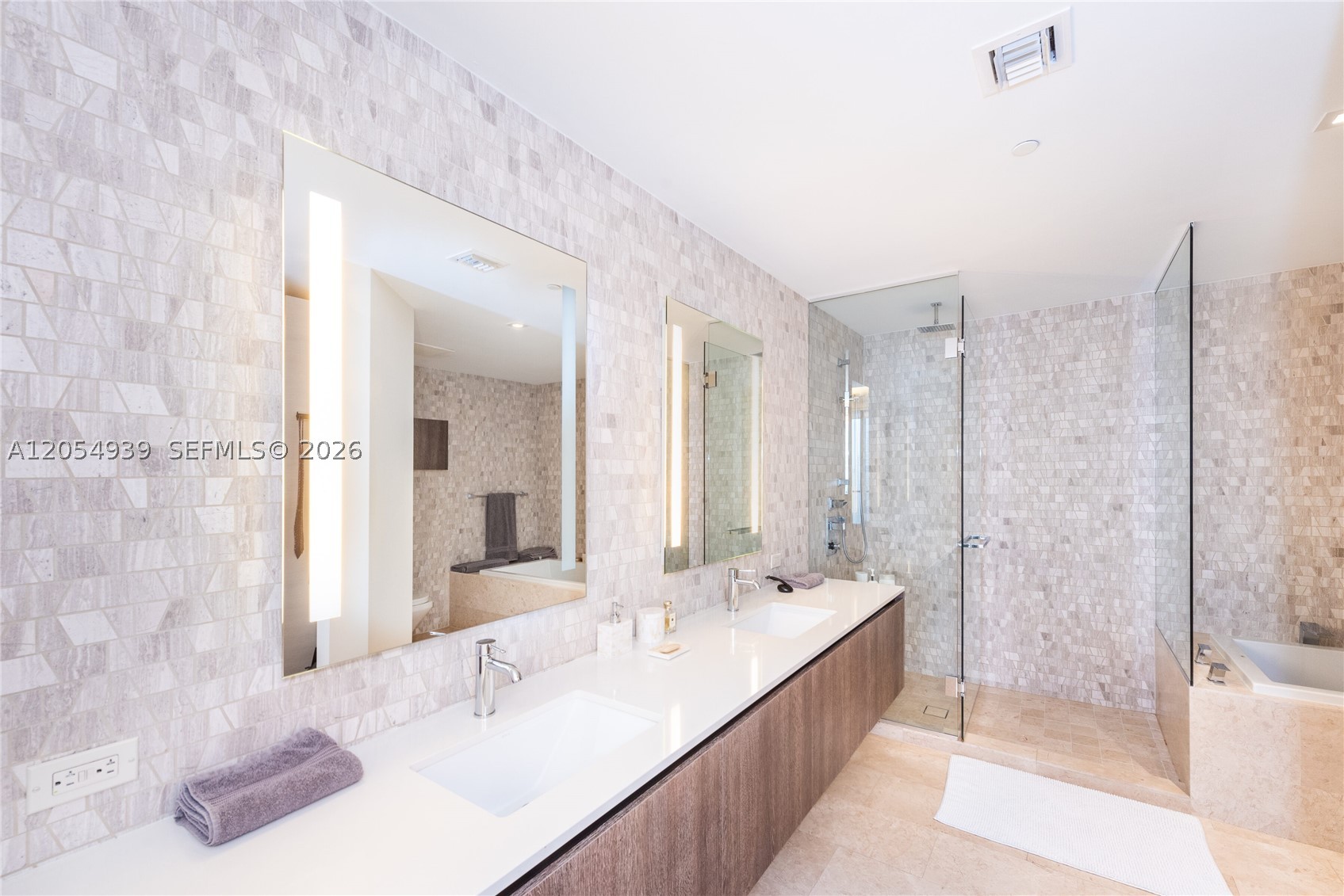88 SW 7th St #3005 Miami, FL 33130
