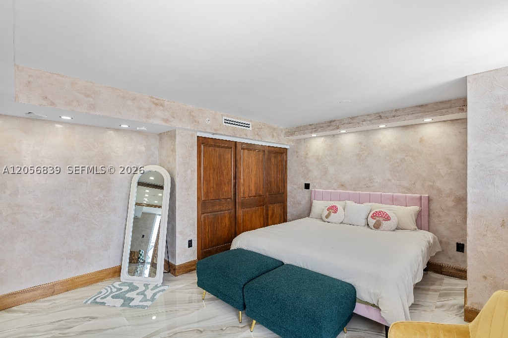 2457 Collins Ave #1603 Miami Beach, FL 33140