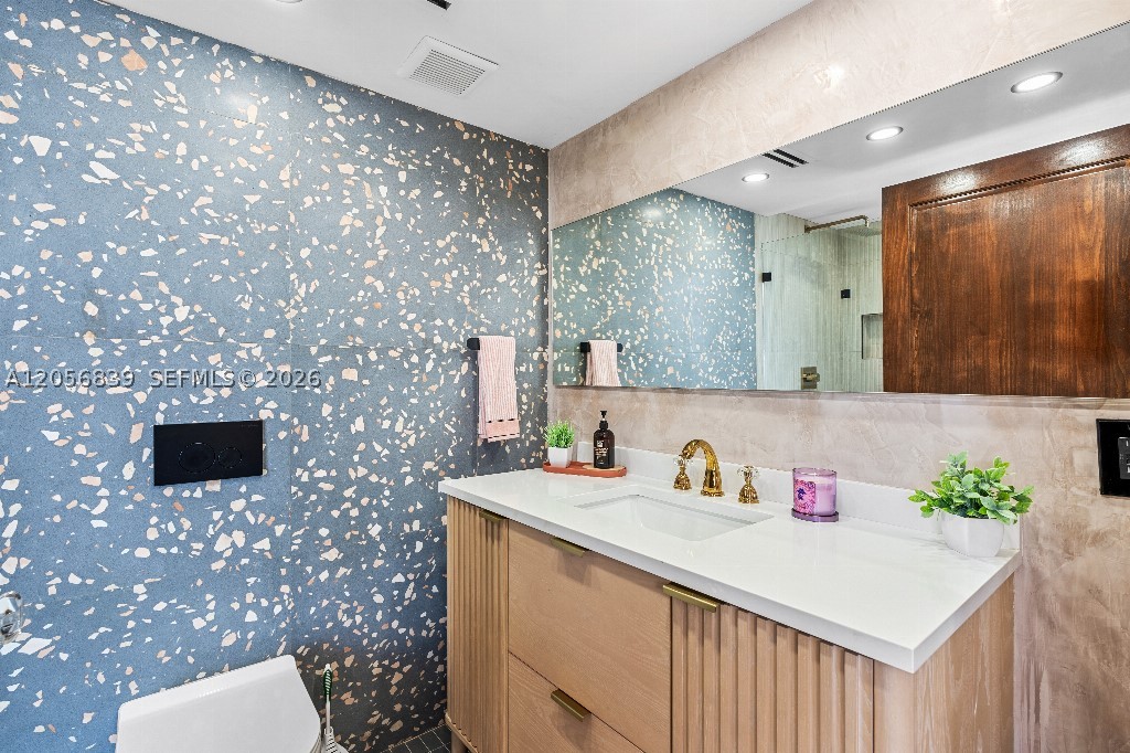2457 Collins Ave #1603 Miami Beach, FL 33140