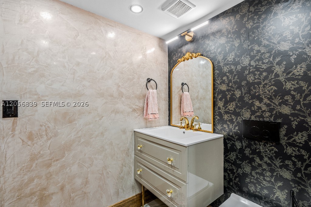 2457 Collins Ave #1603 Miami Beach, FL 33140
