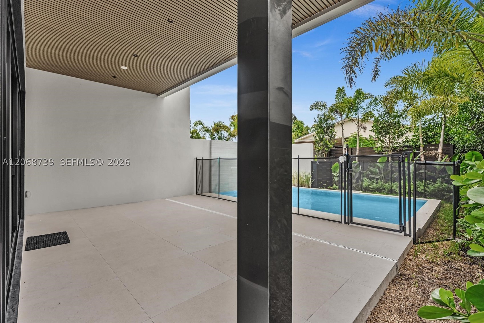 2222 SW 14th St #right Miami, FL 33145