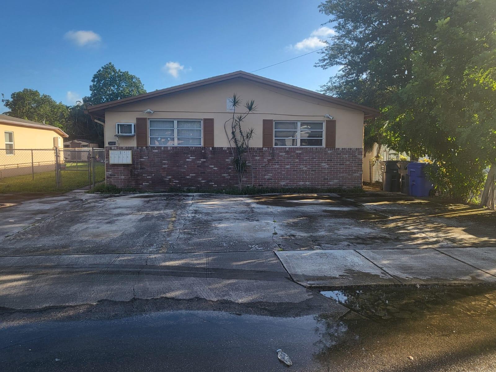 2440 Hayes St,Hollywood, FL 33020