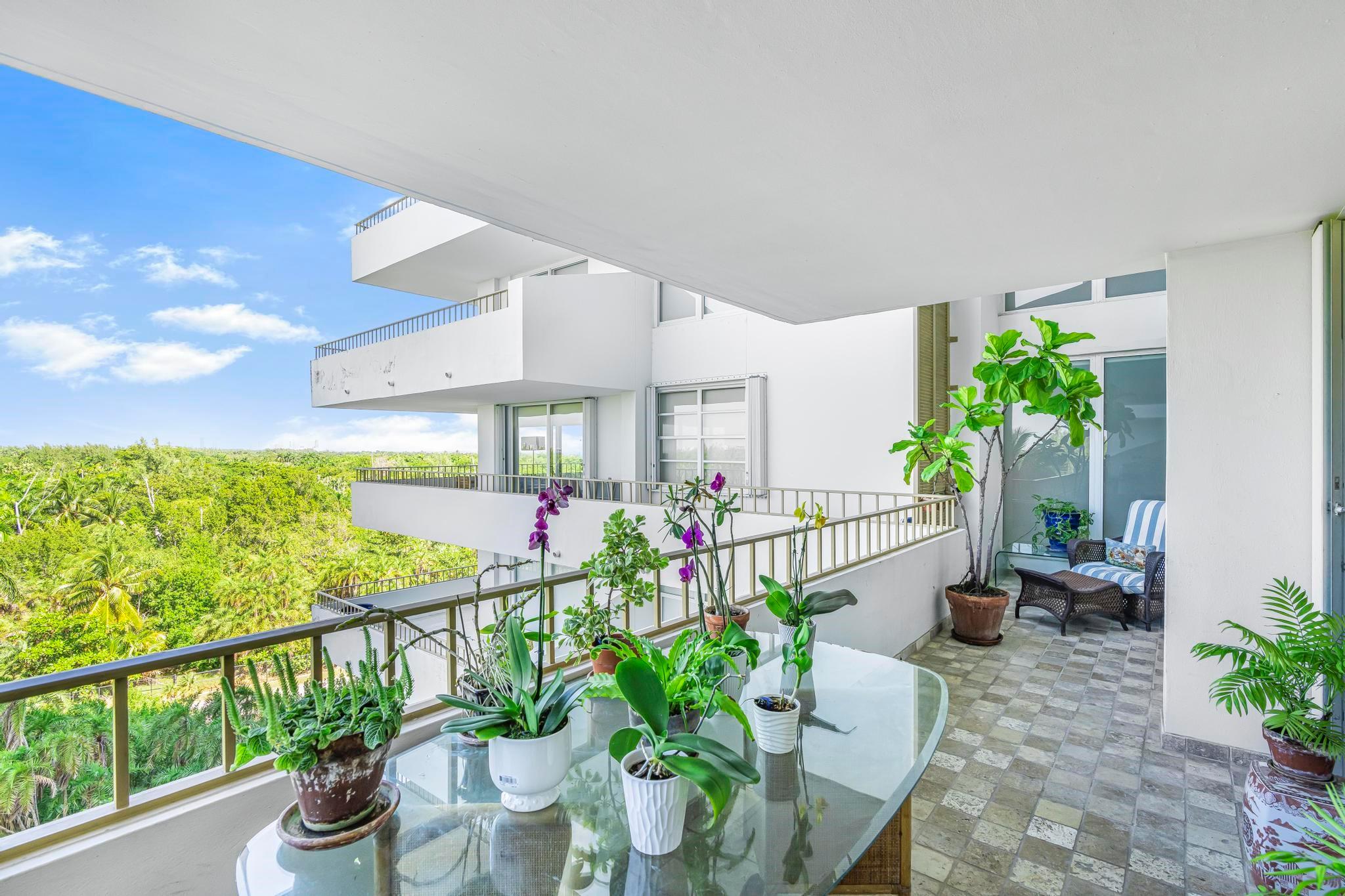 image Commodore Club Condominiu5