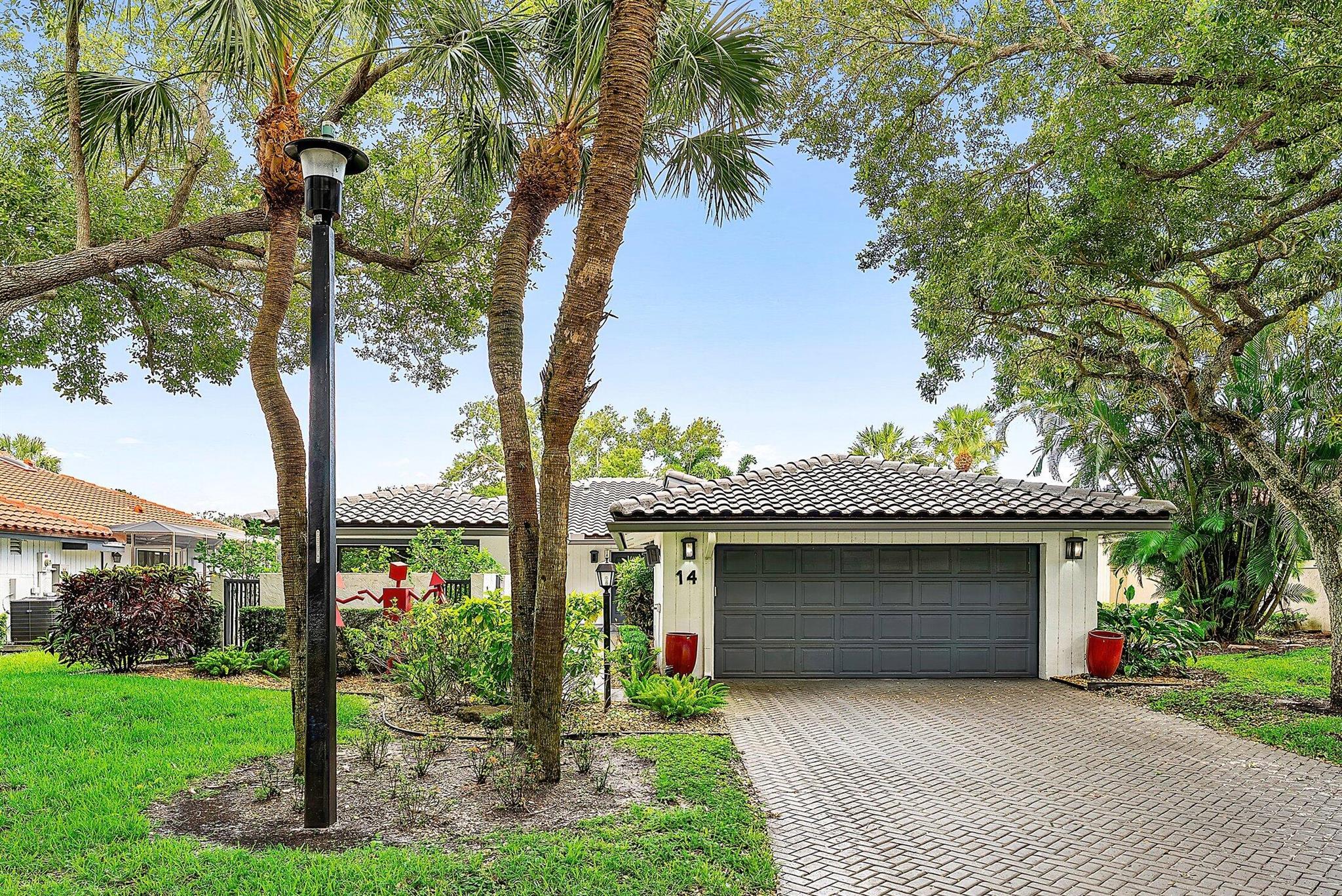 14 Oaks Ln