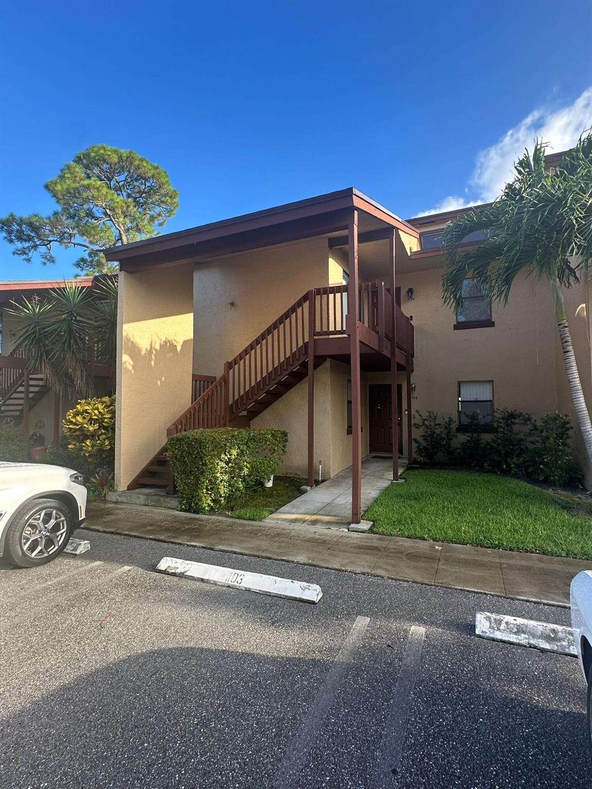 1104 Lakeview Dr