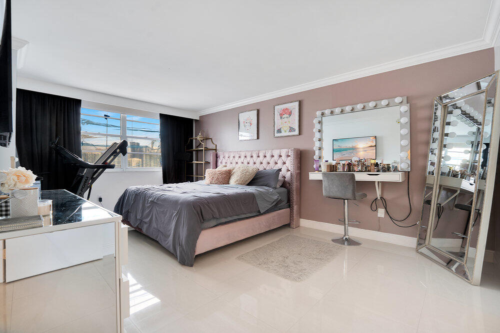 image Arlen House West8