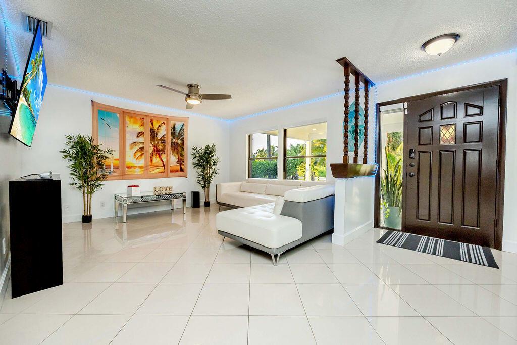 2024 Palmetto Rd West Palm Beach, FL 33406