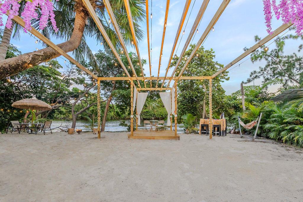 2024 Palmetto Rd West Palm Beach, FL 33406