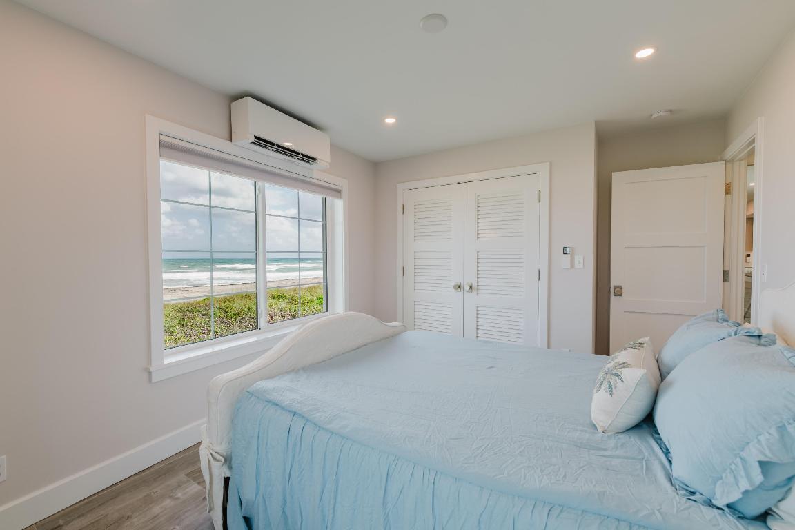 113 N Beach Jupiter Island, FL 33455