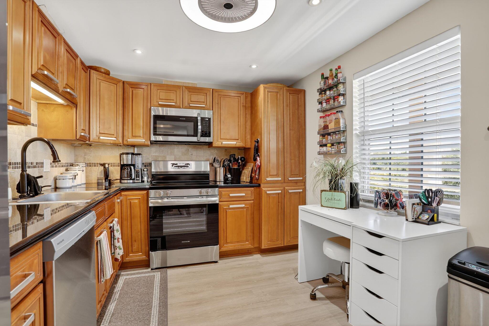 3960 Oaks Clubhouse Dr #504