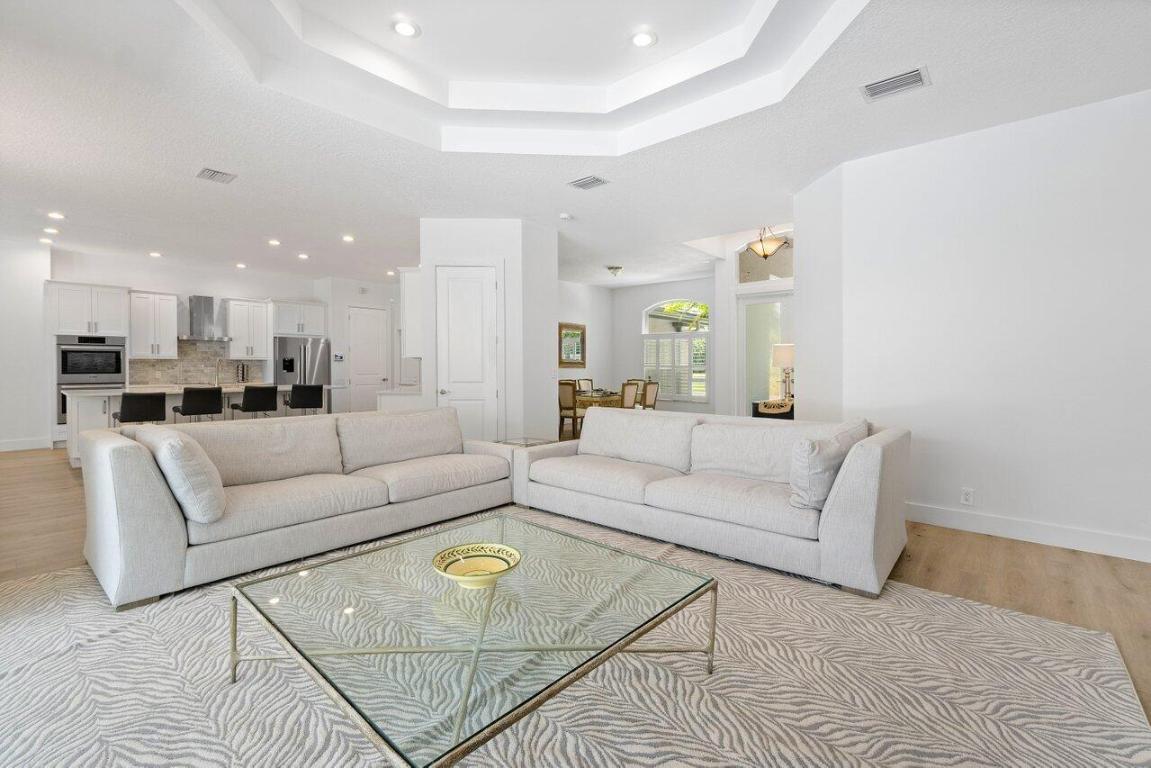 8369 SE Island Jupiter, FL 33458