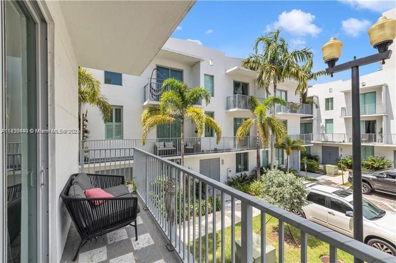 2142 Van Buren St #501