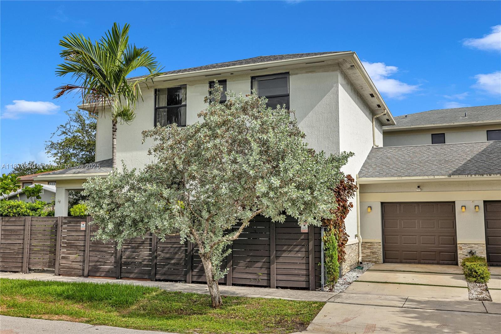 233 NE 11th St