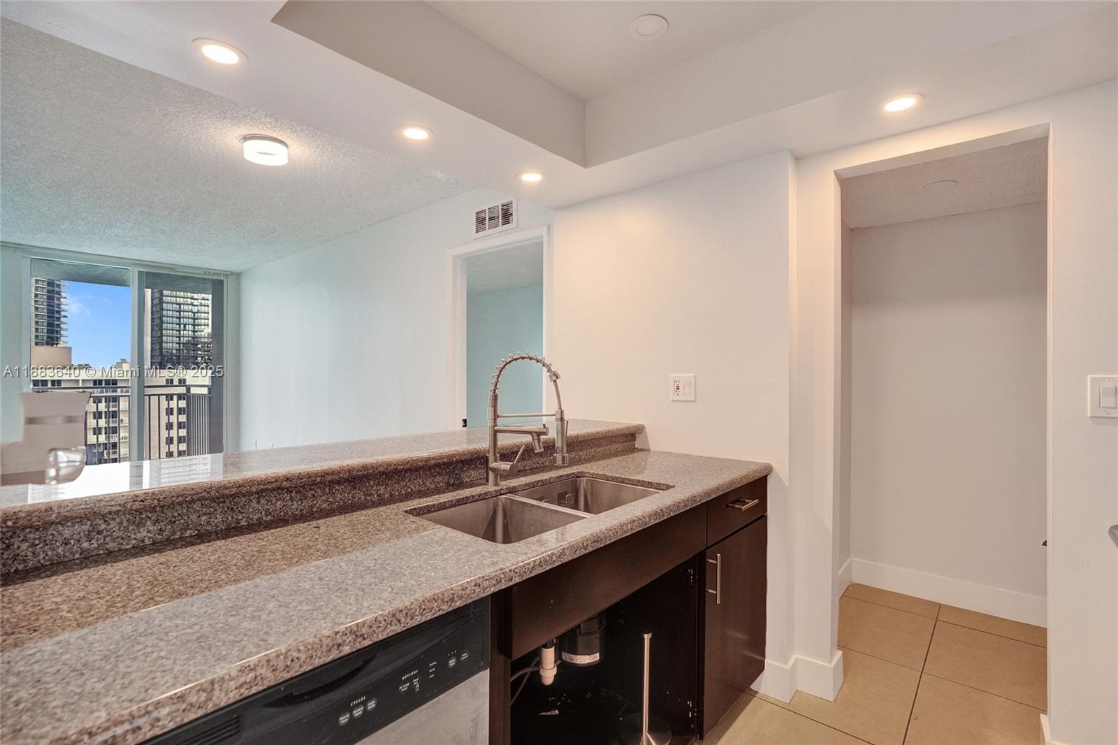 image Madison Downtown Condo21