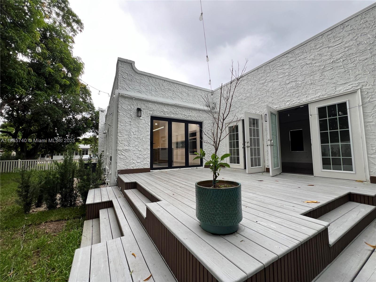 130 SW 1st Ave #130 Hallandale Beach, FL 33009