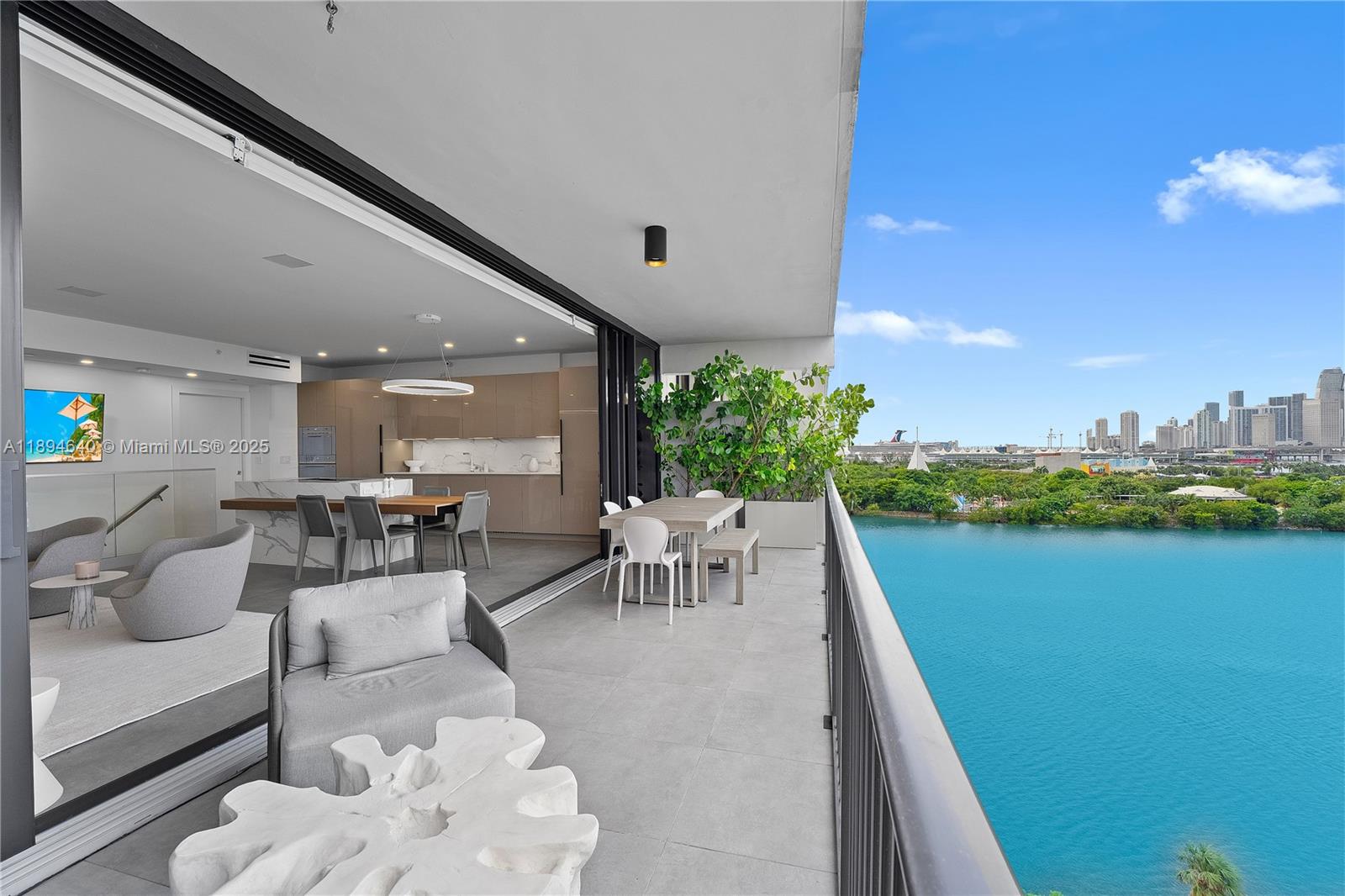 1000 Venetian Way #1006