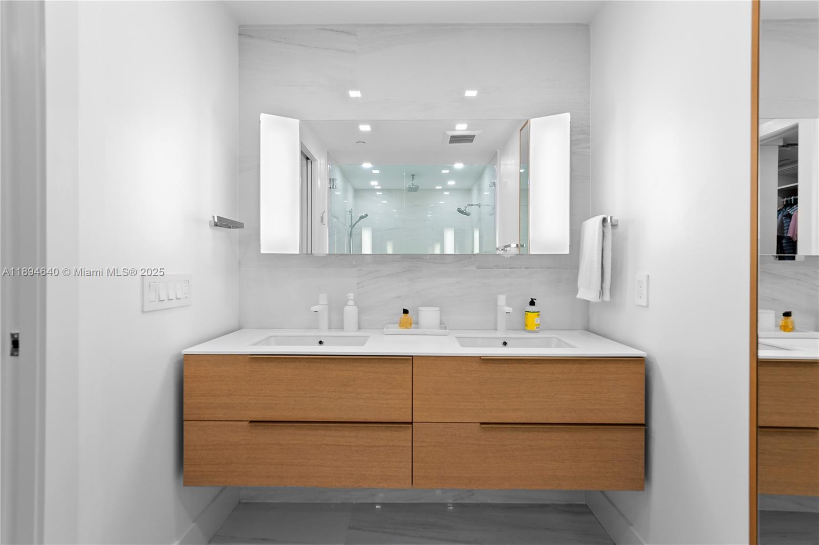 image One Thousand Venetian25