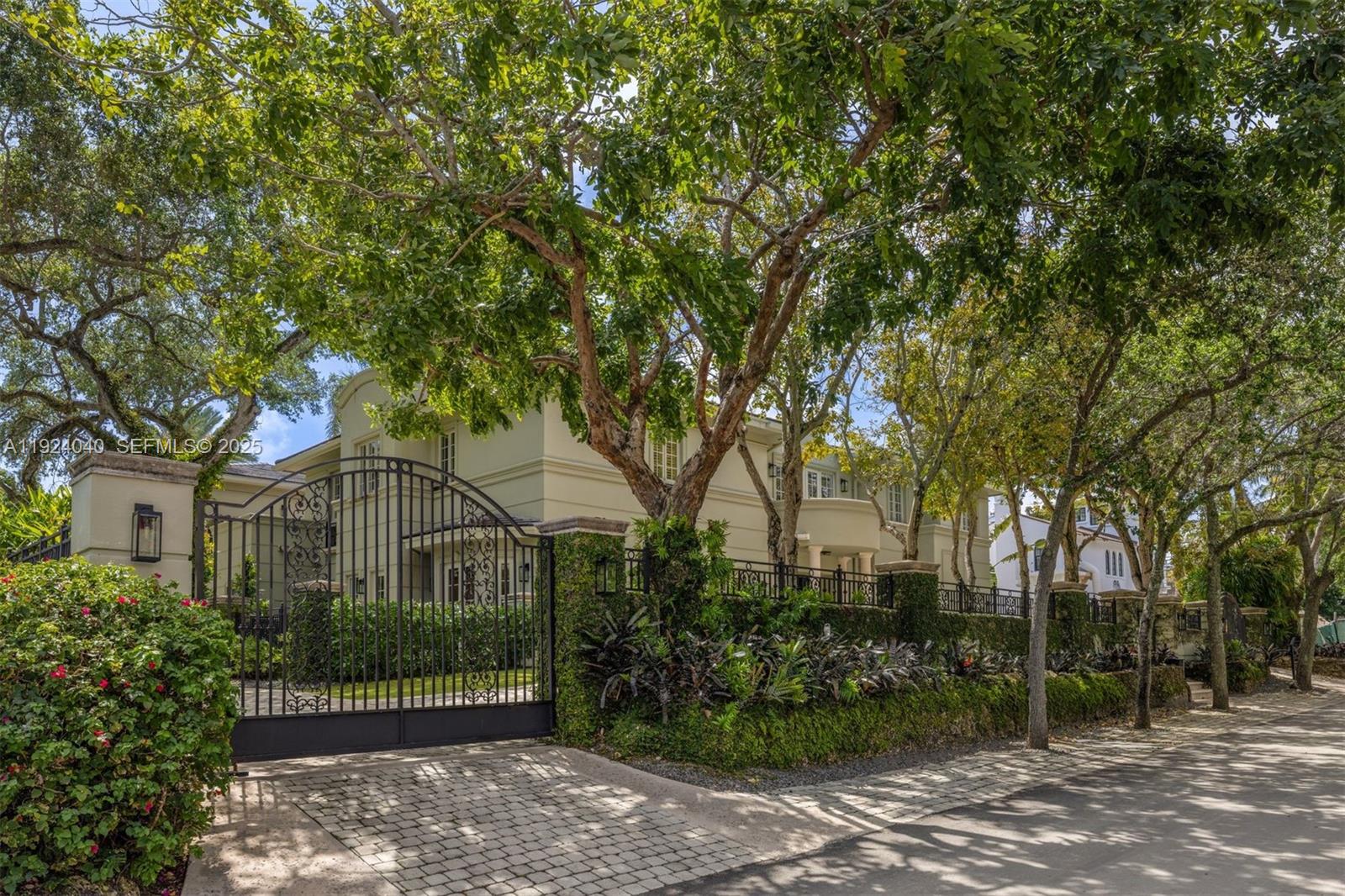 3460 S Moorings Way Miami, FL 33133