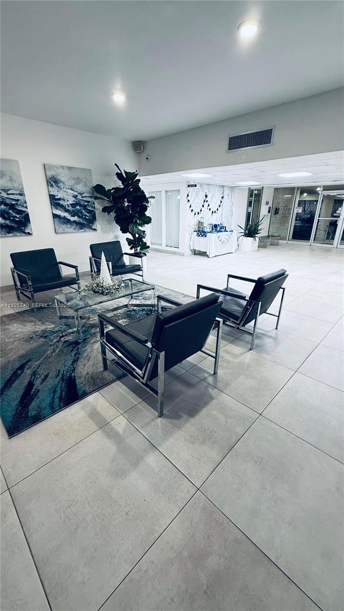 401 Golden Isles Dr #512