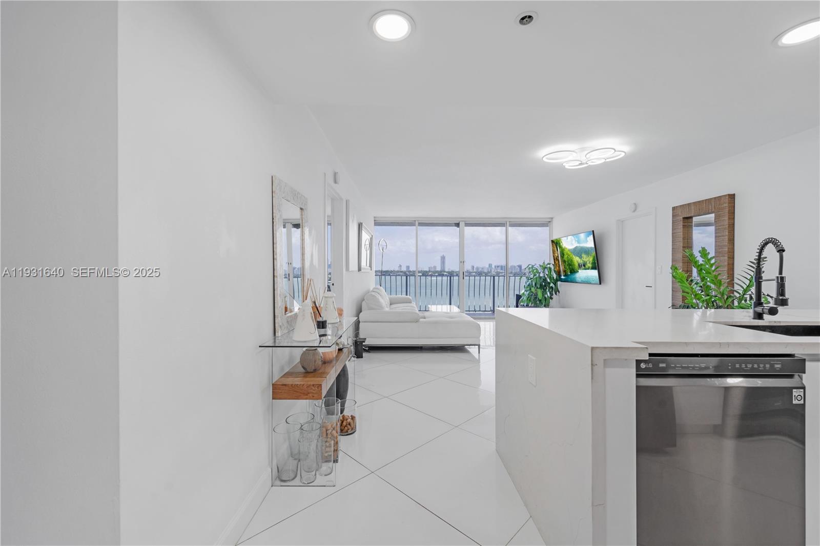 7601 E Treasure Dr #819 North Bay Village, FL 33141