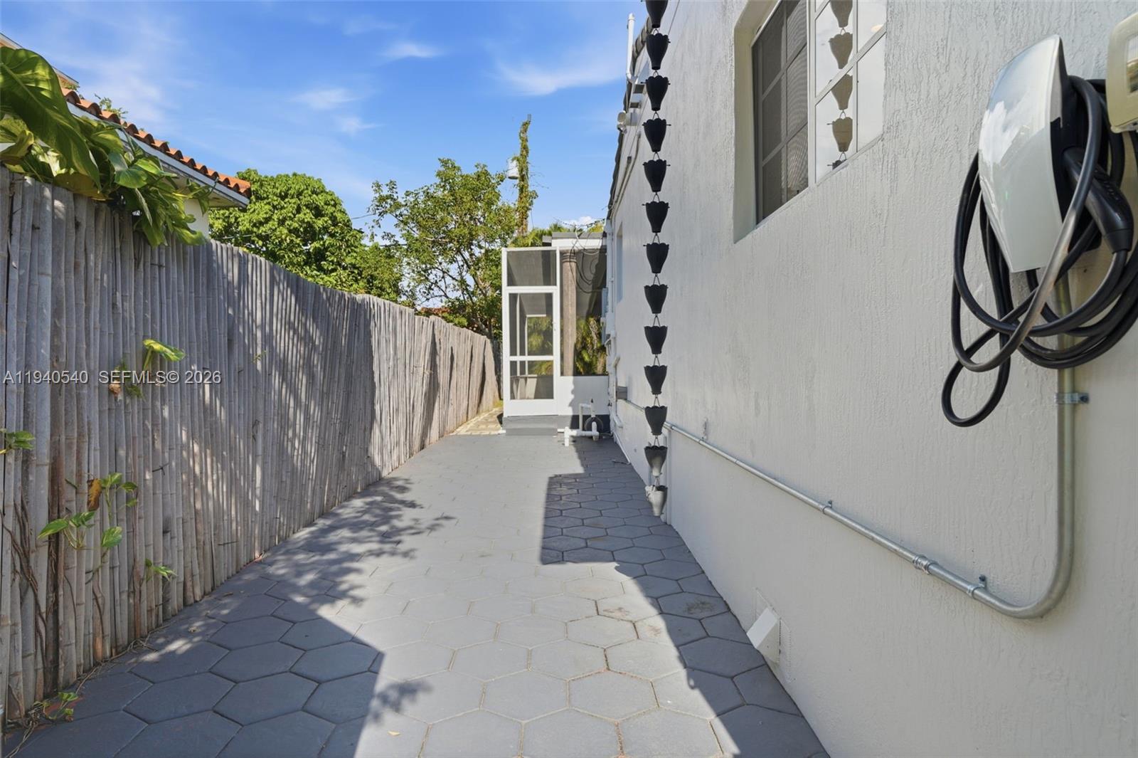 3681 SW 21st St Miami, FL 33145