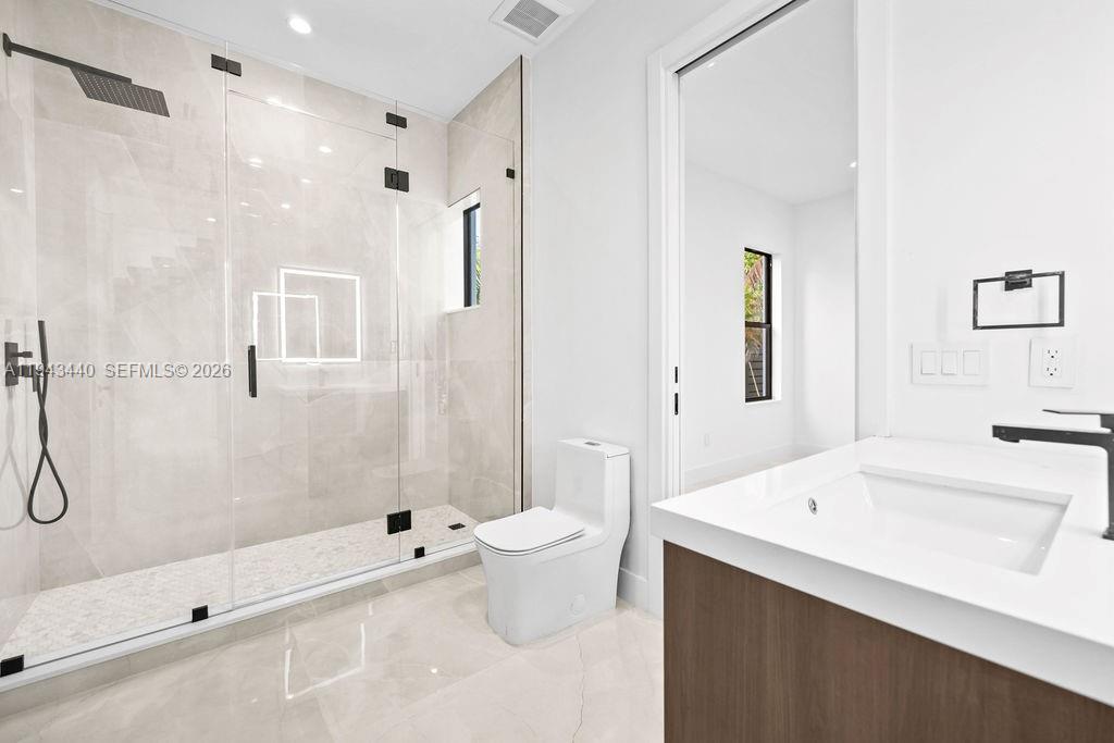 1122 NE 10th Ave Fort Lauderdale, FL 33304