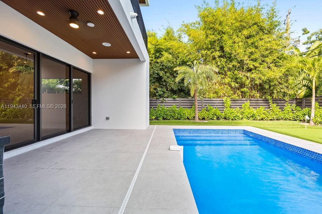 1122 NE 10th Ave Fort Lauderdale, FL 33304