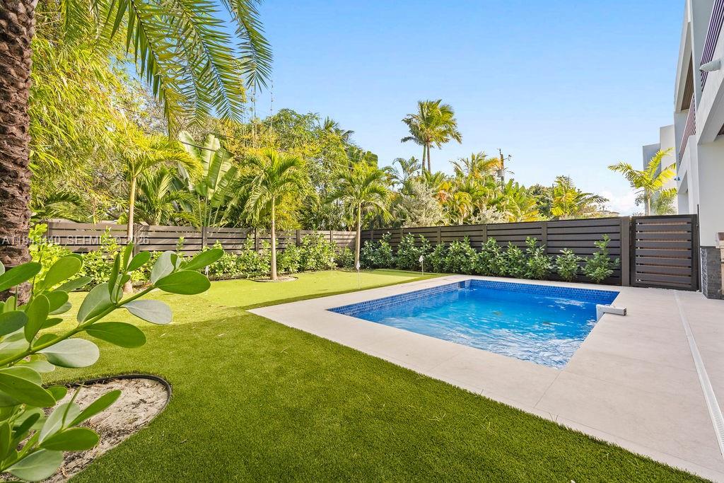 1122 NE 10th Ave Fort Lauderdale, FL 33304