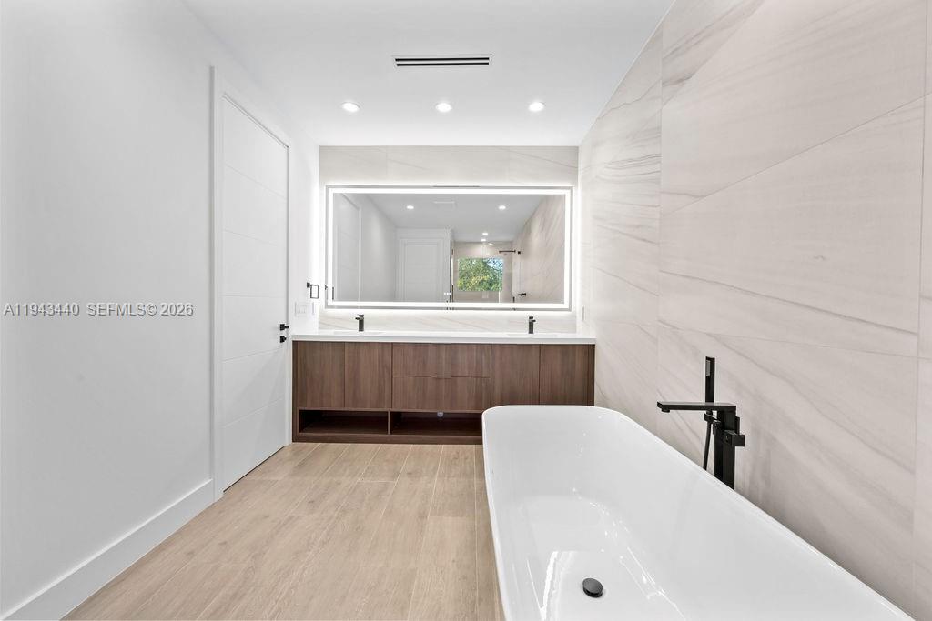 1122 NE 10th Ave Fort Lauderdale, FL 33304