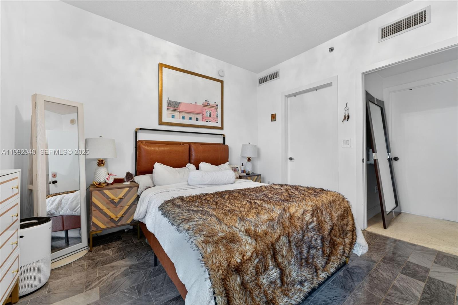 1050 Brickell Ave #2510 Miami, FL 33131