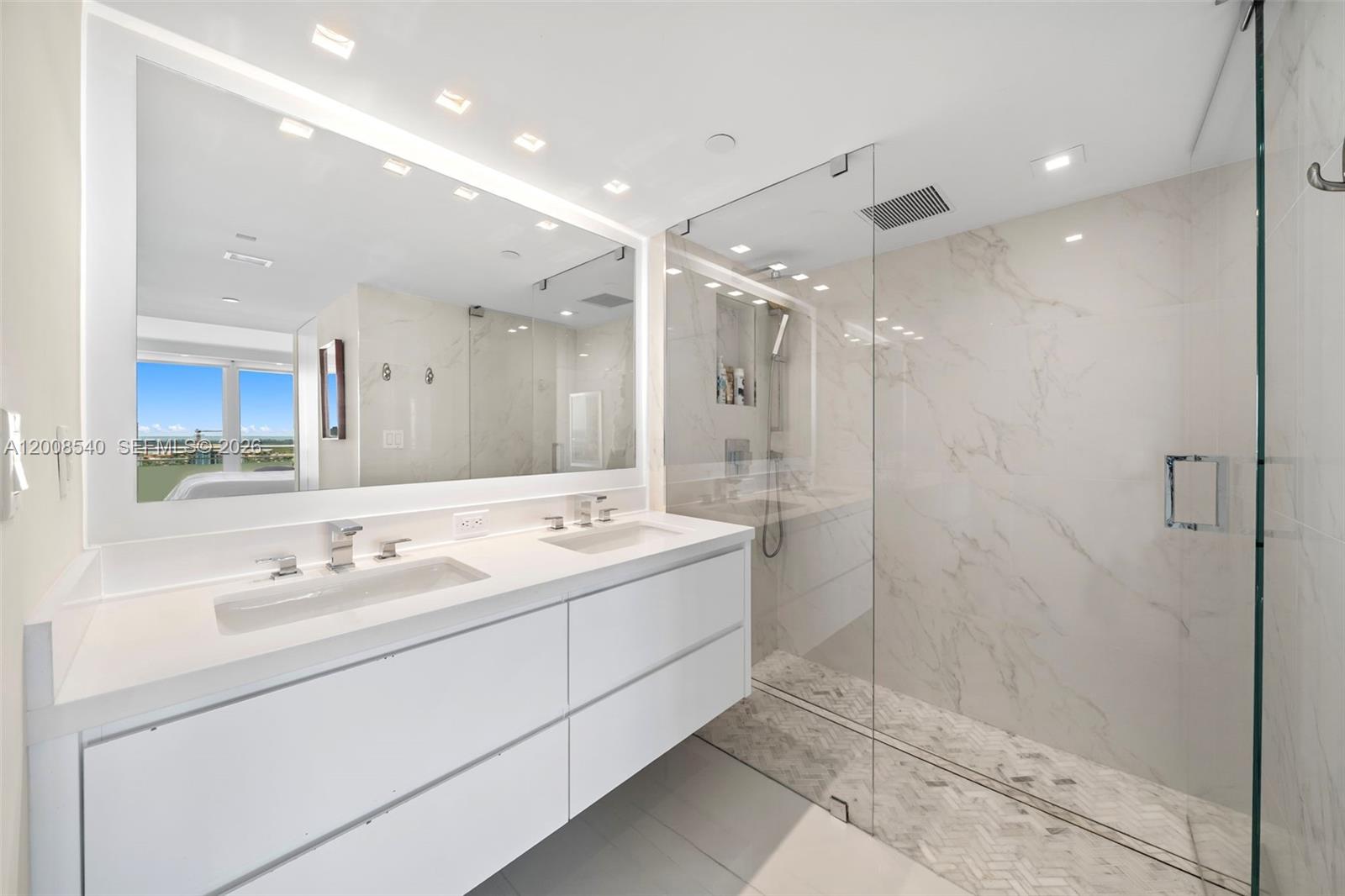 400 S Pointe Dr #2101 Miami Beach, FL 33139