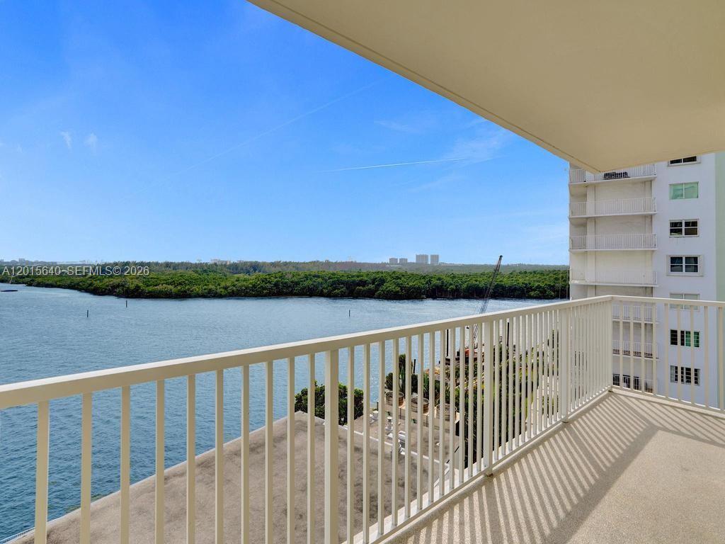 300 Bayview Dr #906 Sunny Isles Beach, FL 33160