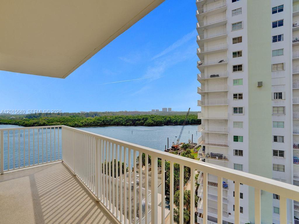 300 Bayview Dr #906 Sunny Isles Beach, FL 33160
