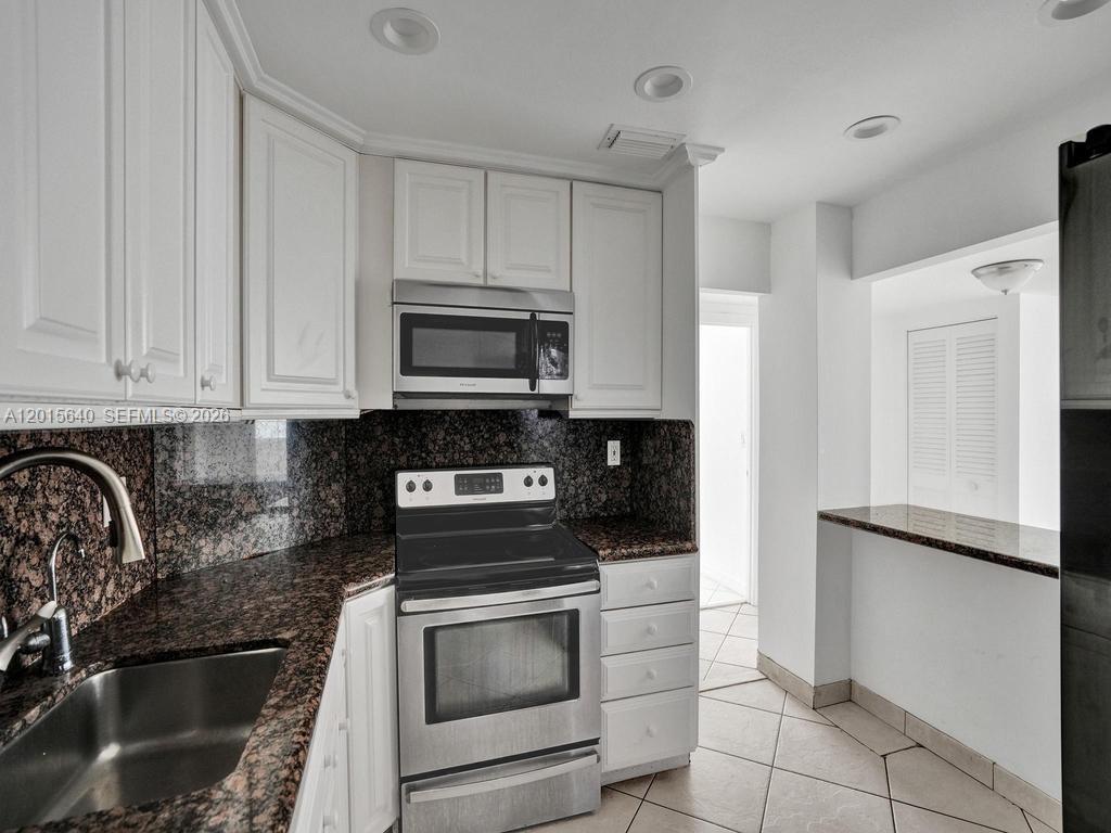 300 Bayview Dr #906 Sunny Isles Beach, FL 33160