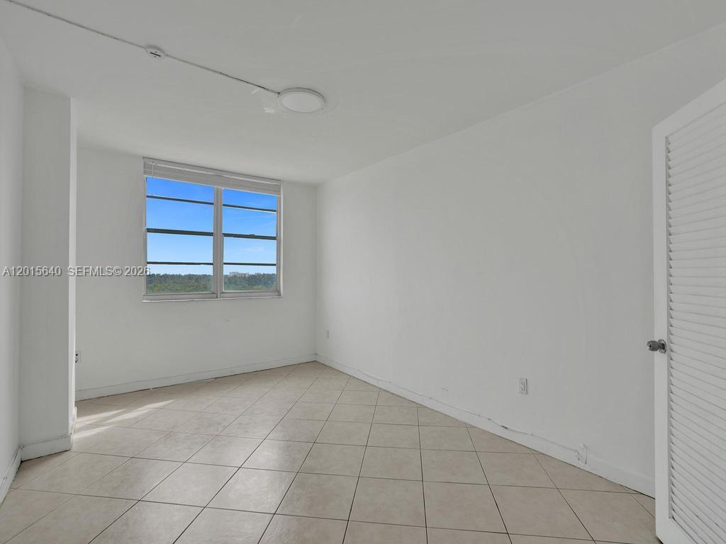300 Bayview Dr #906 Sunny Isles Beach, FL 33160
