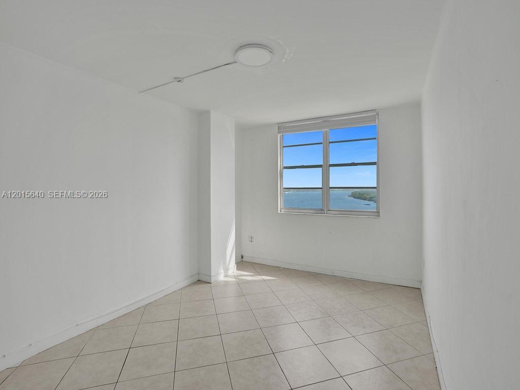 300 Bayview Dr #906 Sunny Isles Beach, FL 33160