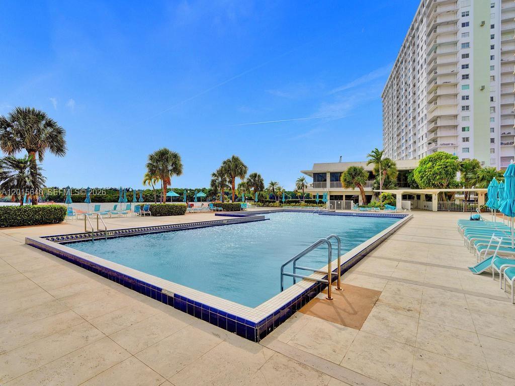 300 Bayview Dr #906 Sunny Isles Beach, FL 33160