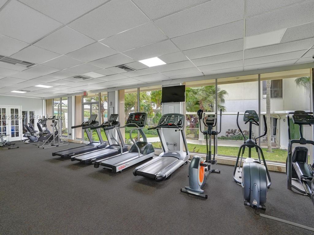 300 Bayview Dr #906 Sunny Isles Beach, FL 33160