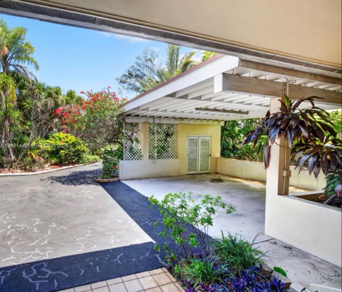 2433 Middle Riv Dr Fort Lauderdale, FL 33305