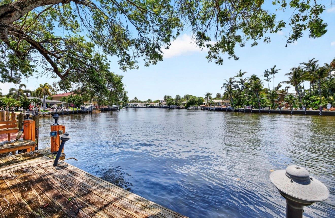 2433 Middle Riv Dr Fort Lauderdale, FL 33305