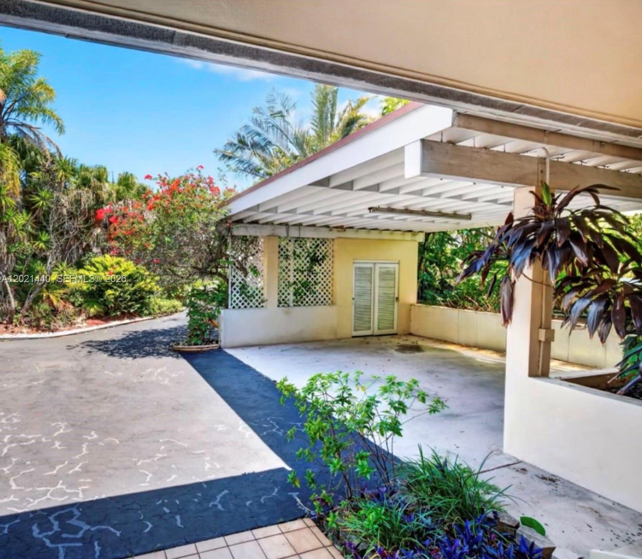 2433 Middle Riv Dr Fort Lauderdale, FL 33305