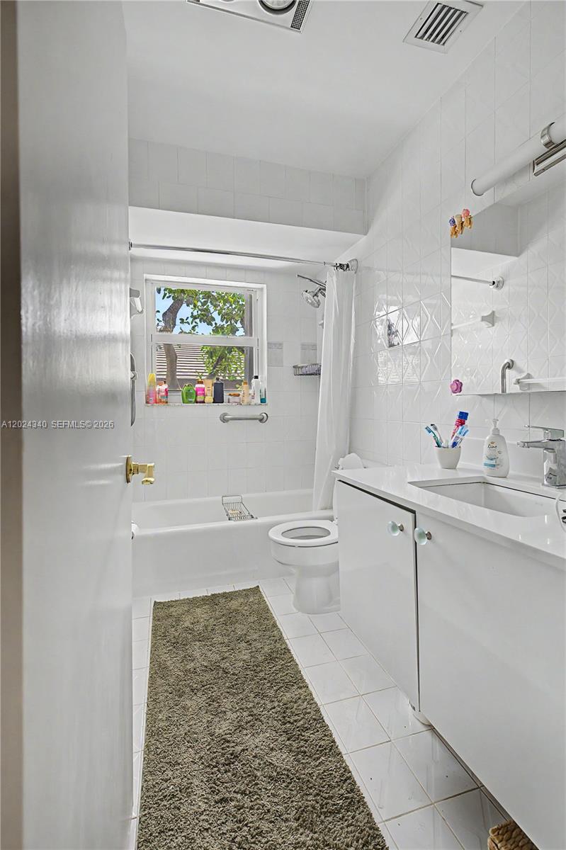 6815 Edgewater Dr #201 Coral Gables, FL 33133
