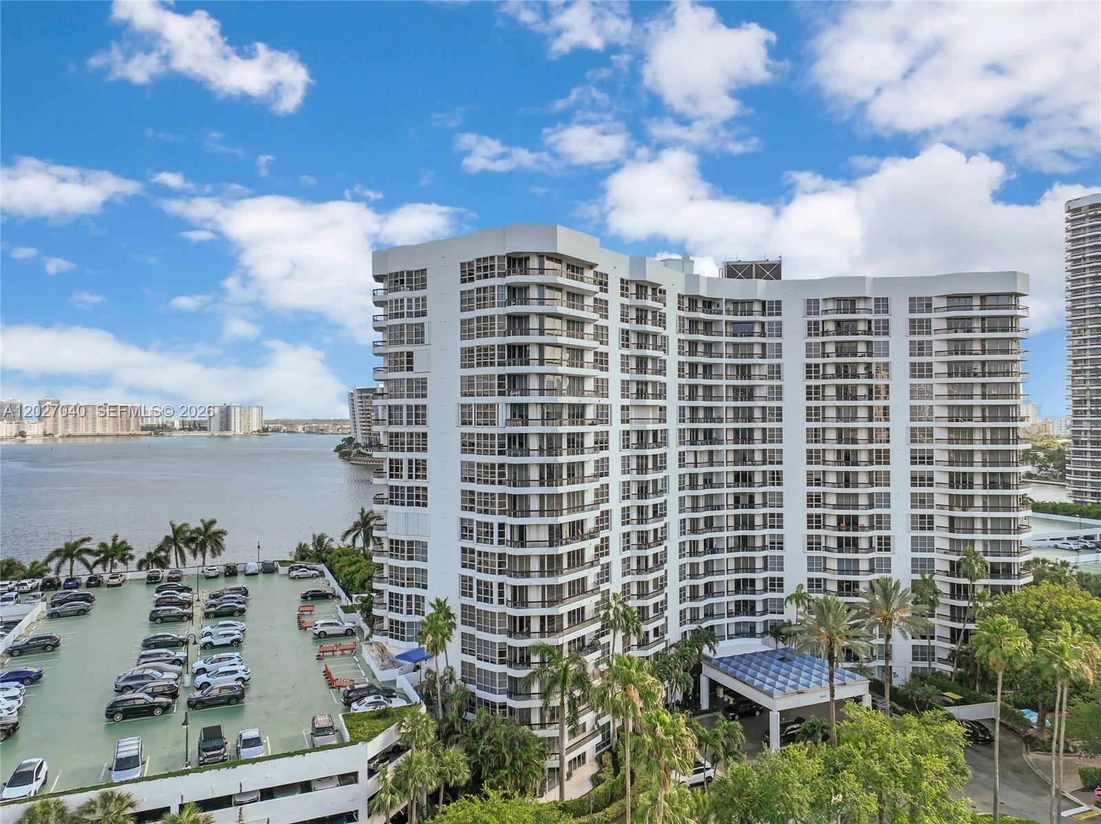 3600 Mystic Pointe Dr #812