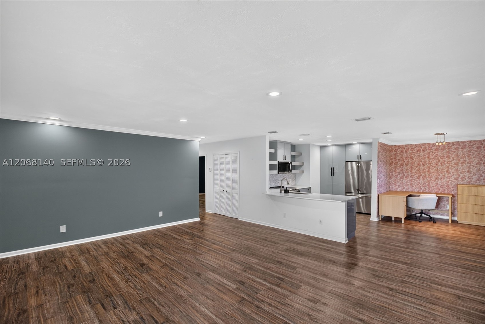 6815 Edgewater Dr #301 Coral Gables, FL 33133