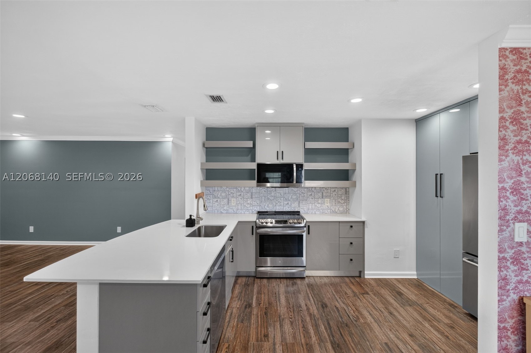 6815 Edgewater Dr #301 Coral Gables, FL 33133